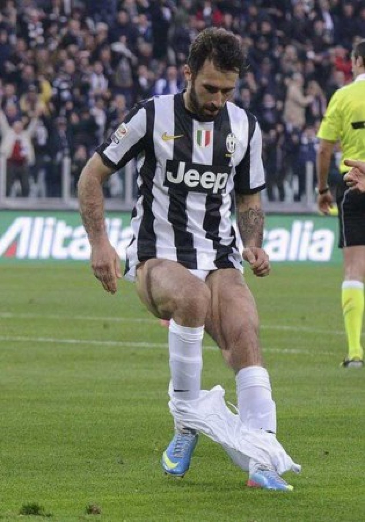 Juventus'lu Futbolcu Vucinic Şortunu Çıkarttı. 8