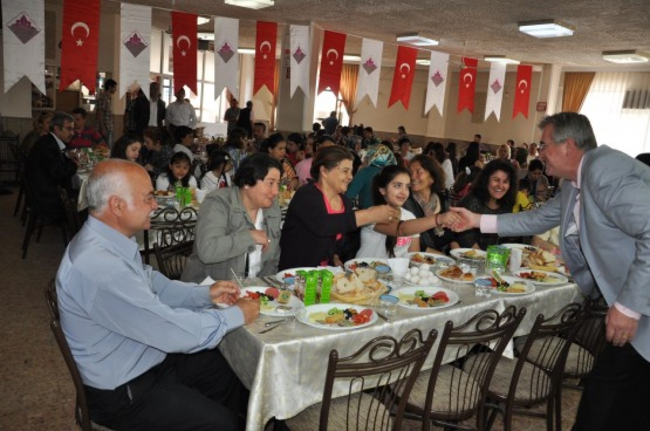 Cem Kara gönüllü aileleri kahvaltıda buluşturdu 3