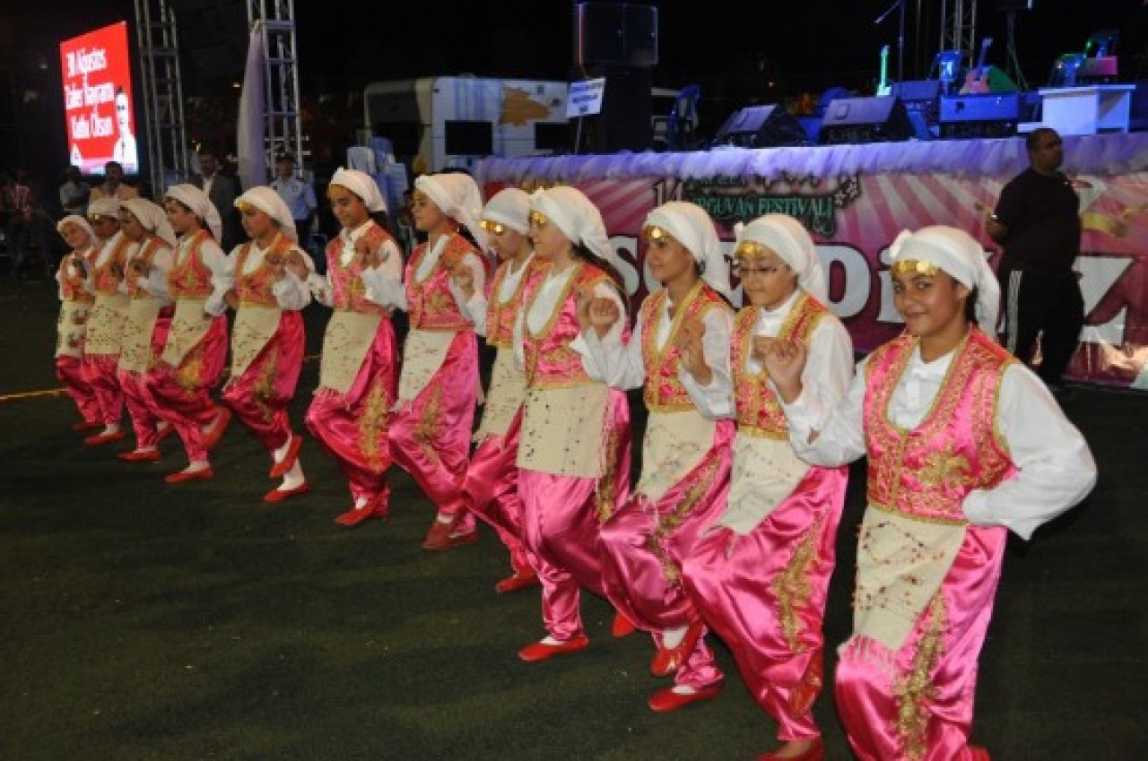 ERGUVAN FESTİVALİ’NDE ZAFER BAYRAMI COŞKUSU 14