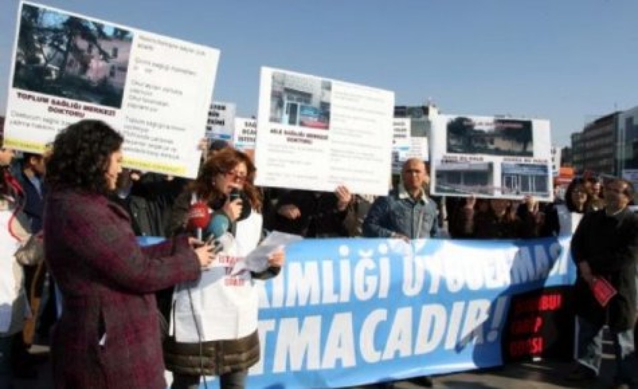 Doktorlardan düdüklü protesto