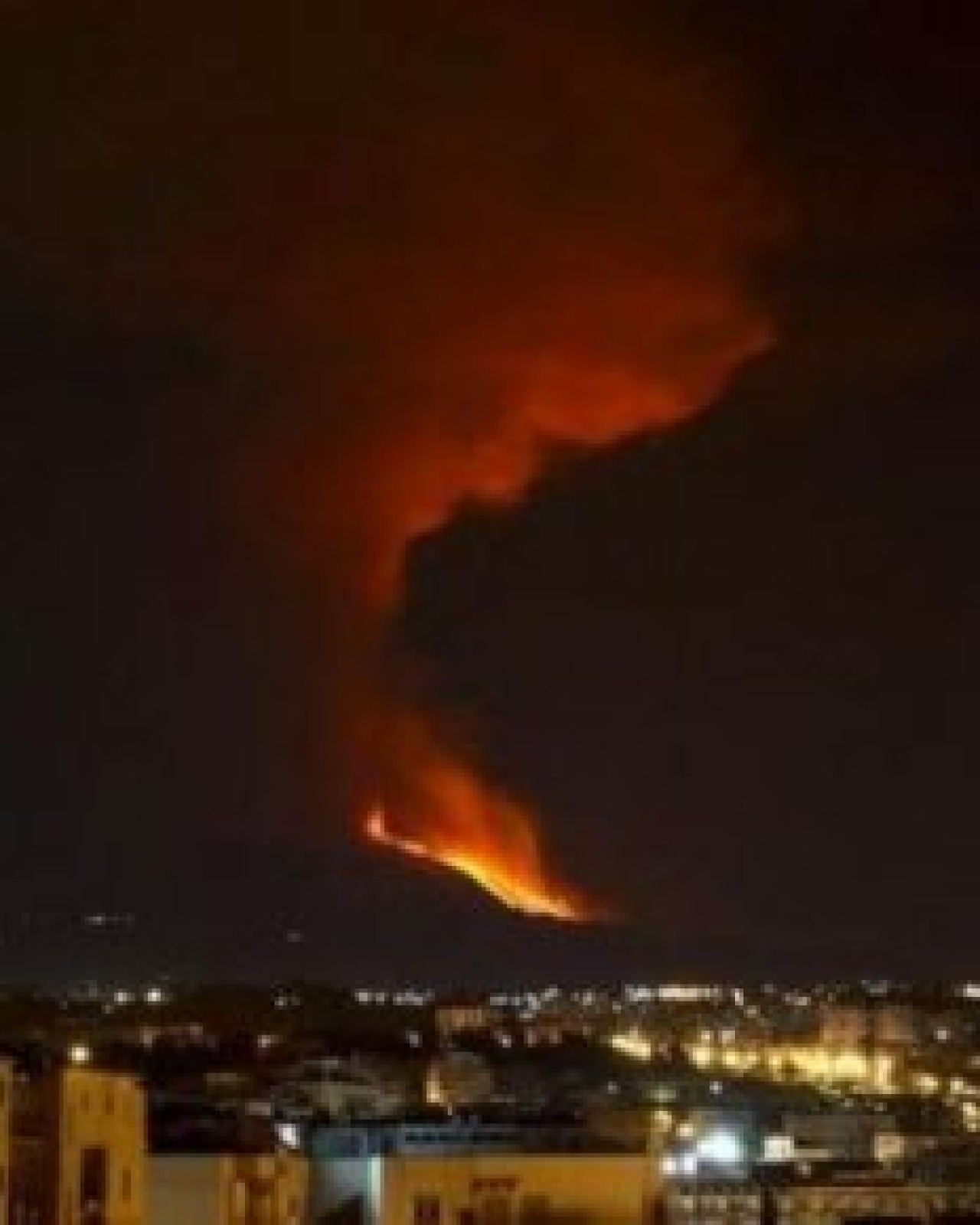 İtalya'daki Etna yanardağı uyandı