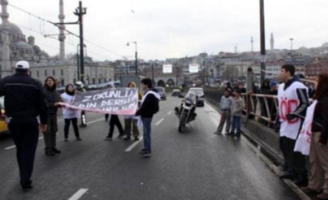 Galata Köprüsü'nde eylem