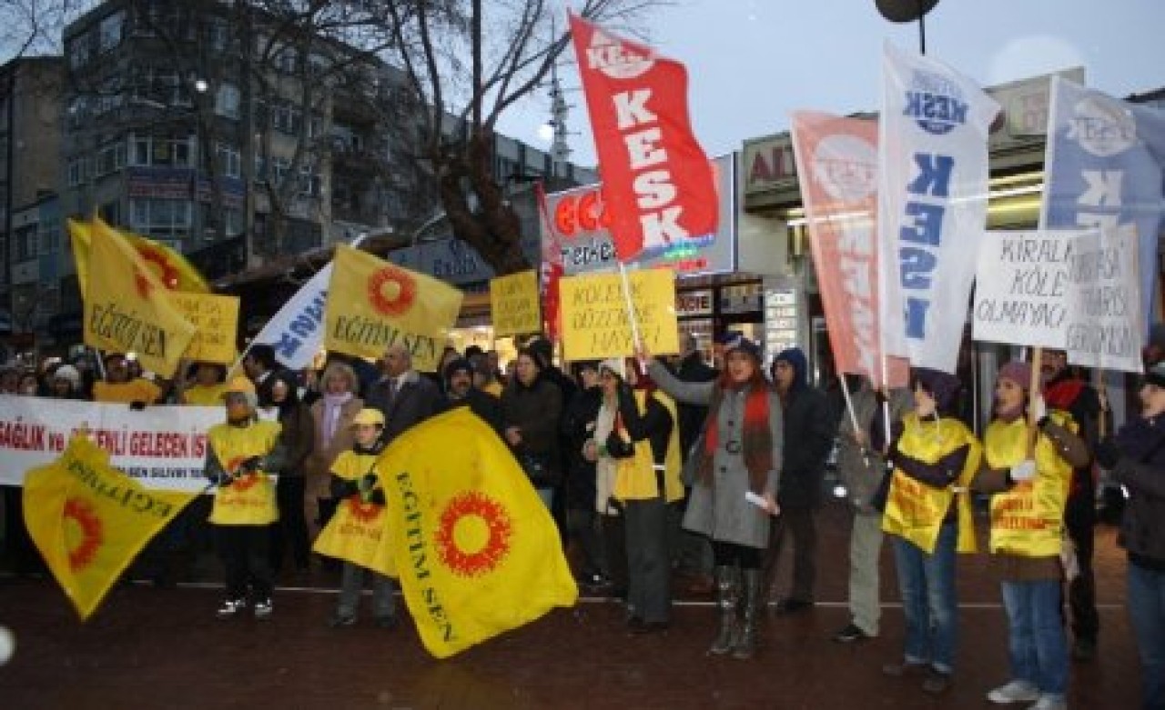 Eğitim-Sen'den hükümete ıslıklı protesto