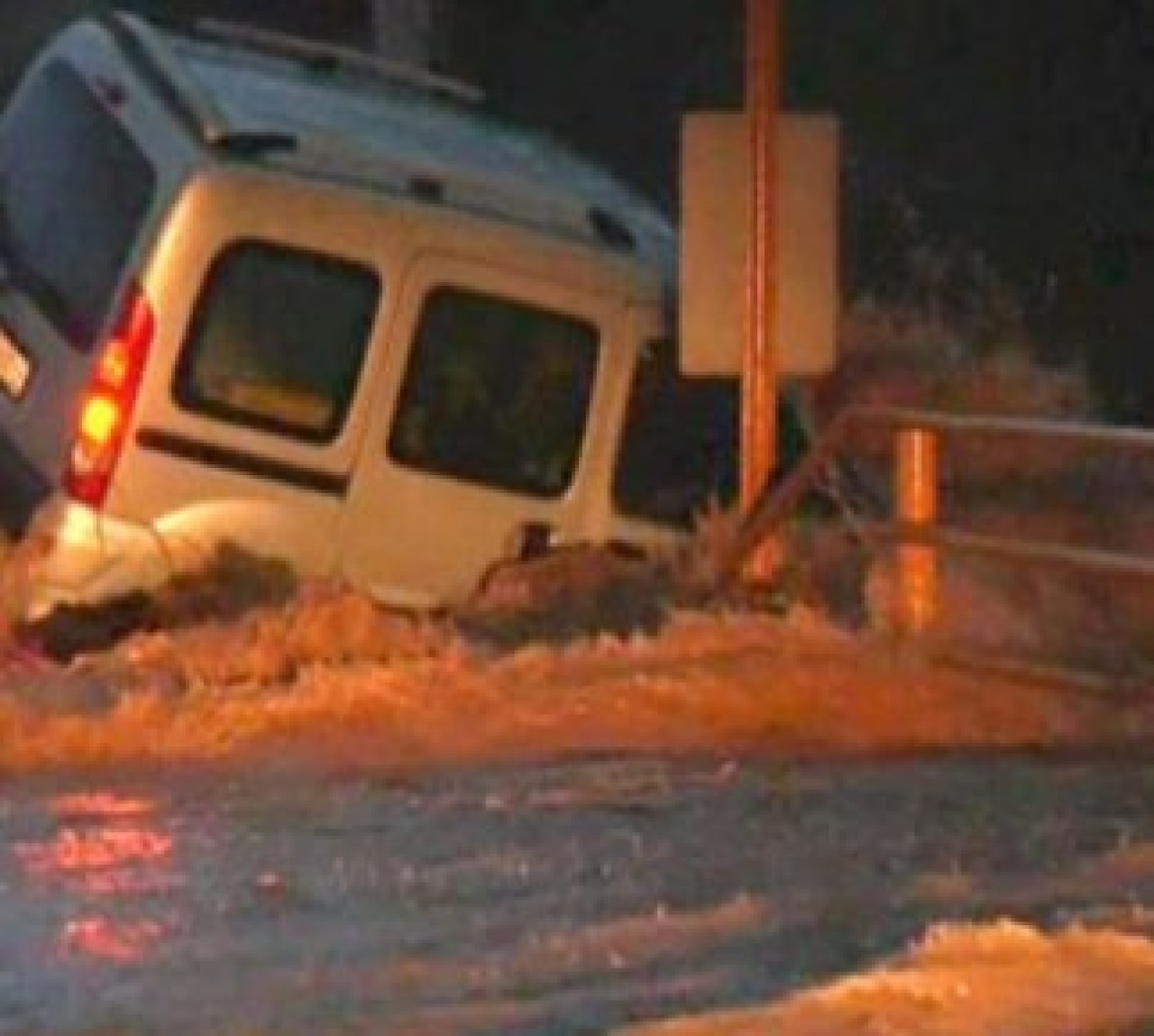 Bodrum'da araç sürükleyen sel