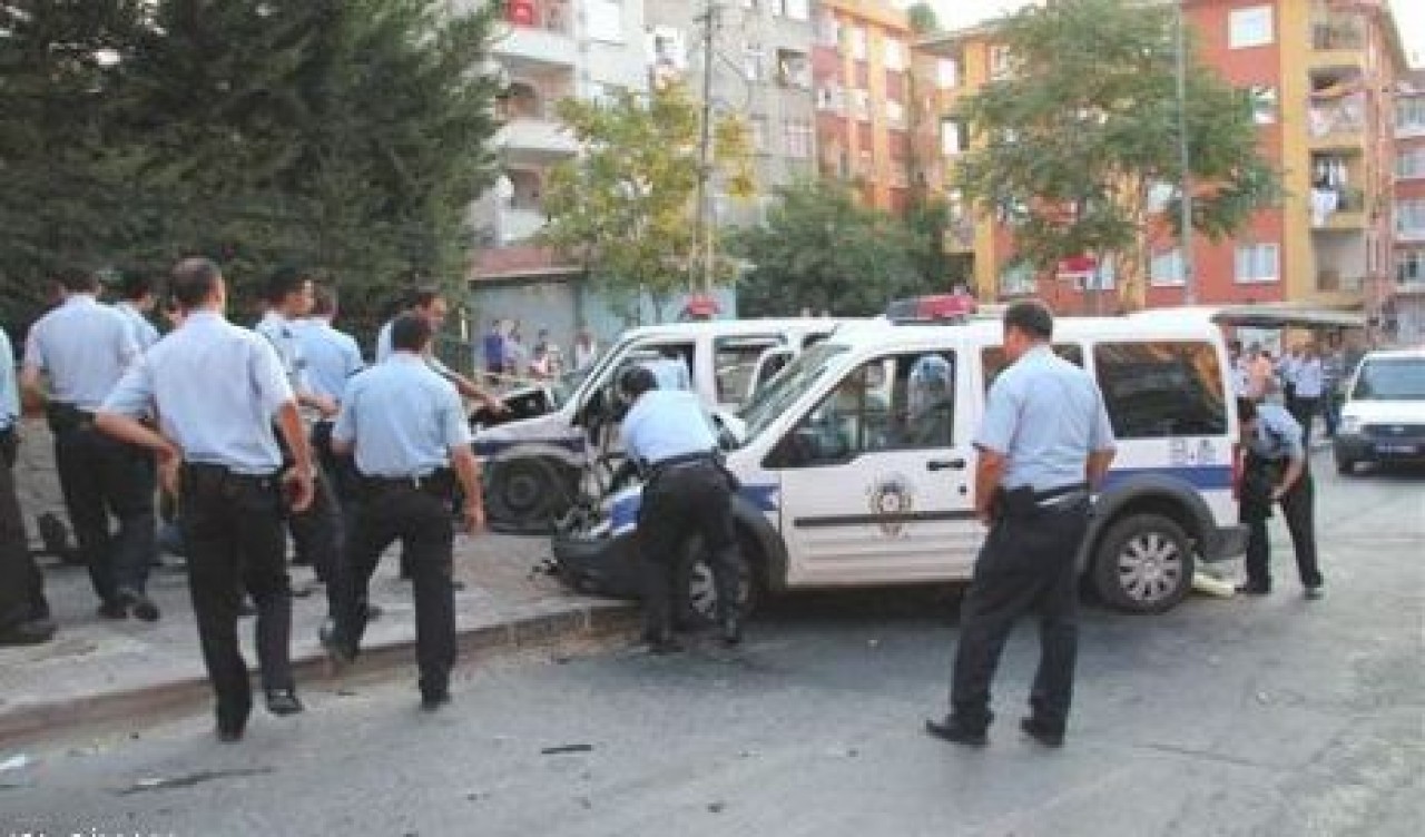 Polis Araçları Kafa Kafaya Çarpıştı: 5 Polis Yaralandı