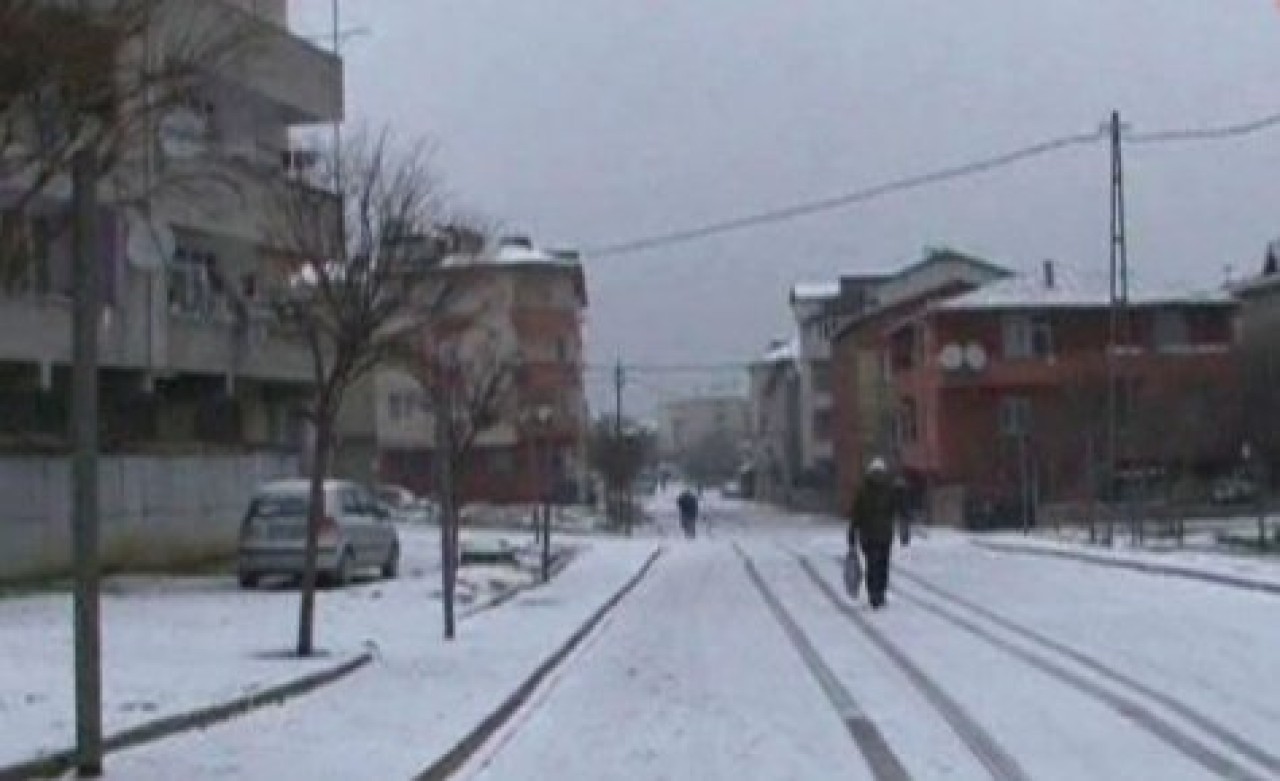 İstanbul güne karla uyandı