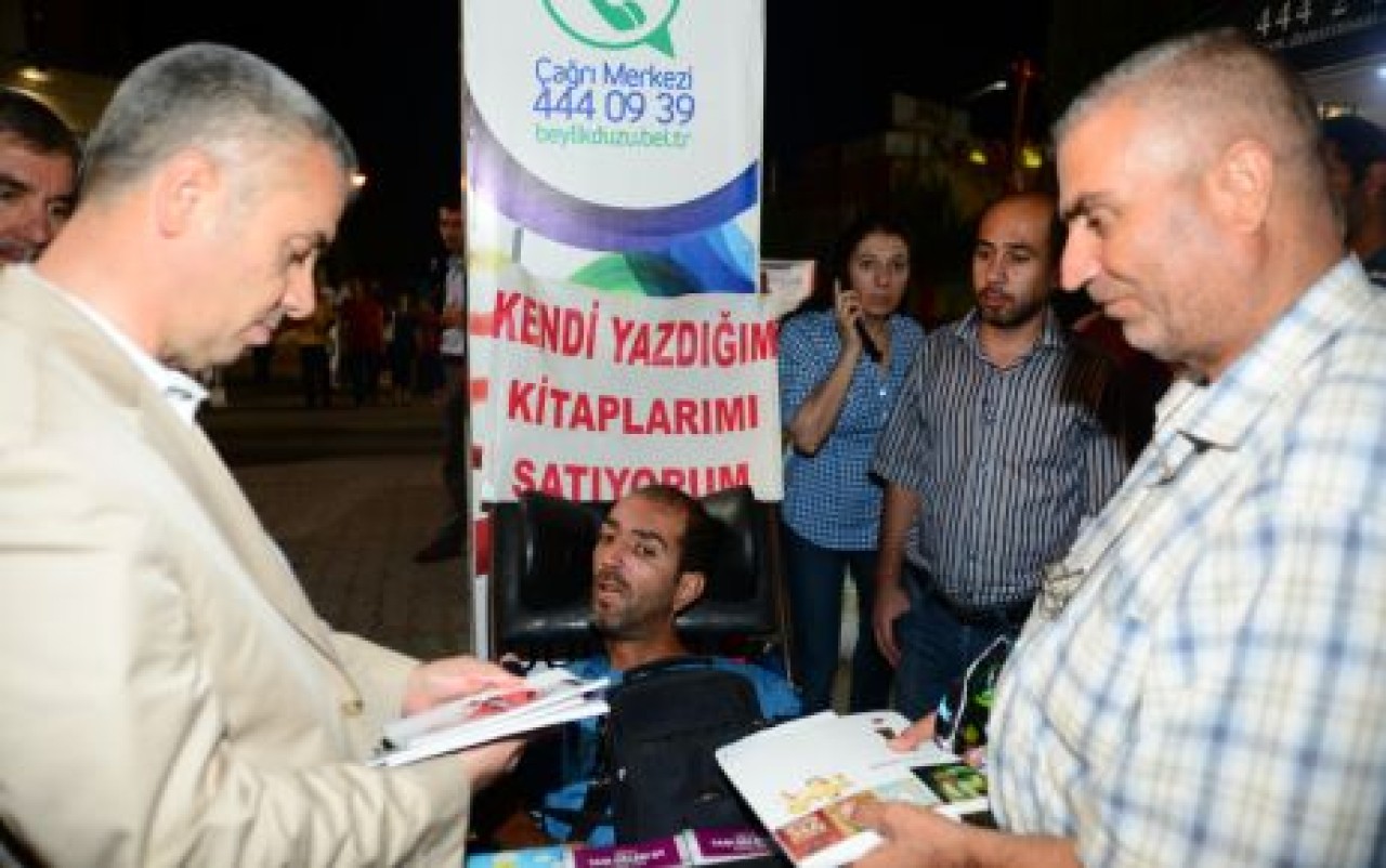 Engelli genç, Uzun’a yazdığı kitabı hediye etti