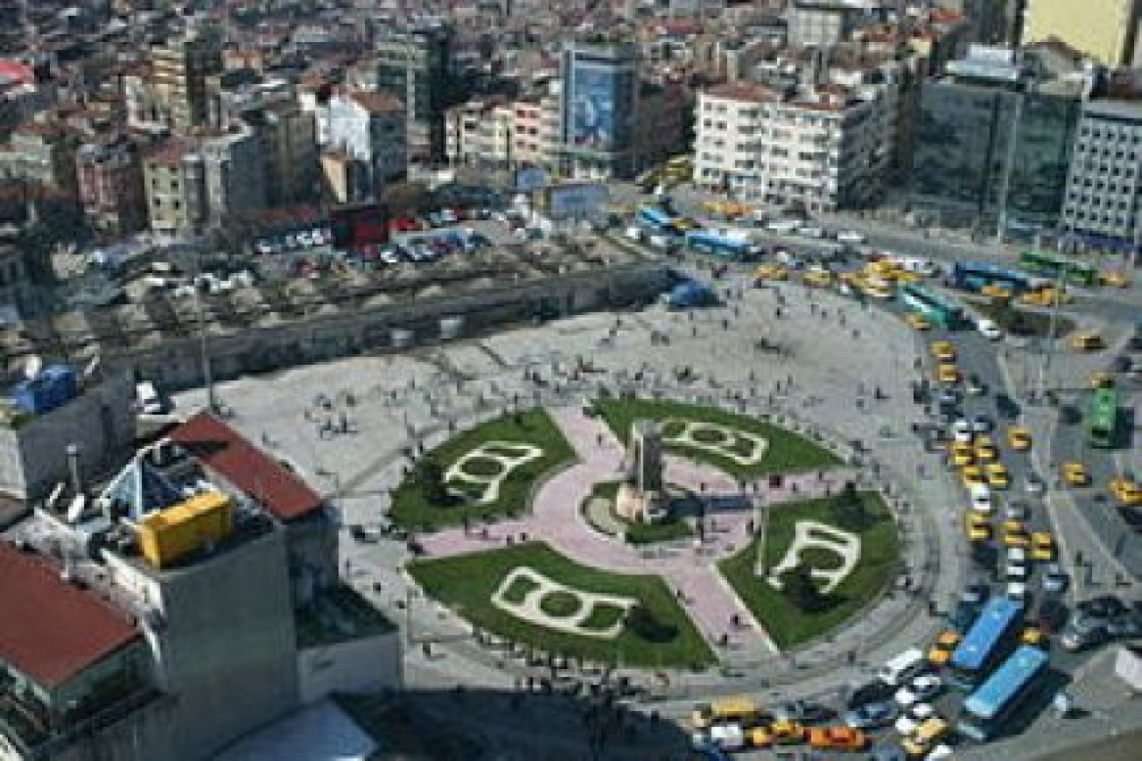 Taksim Meydanı Trafiğe Kapatıldı