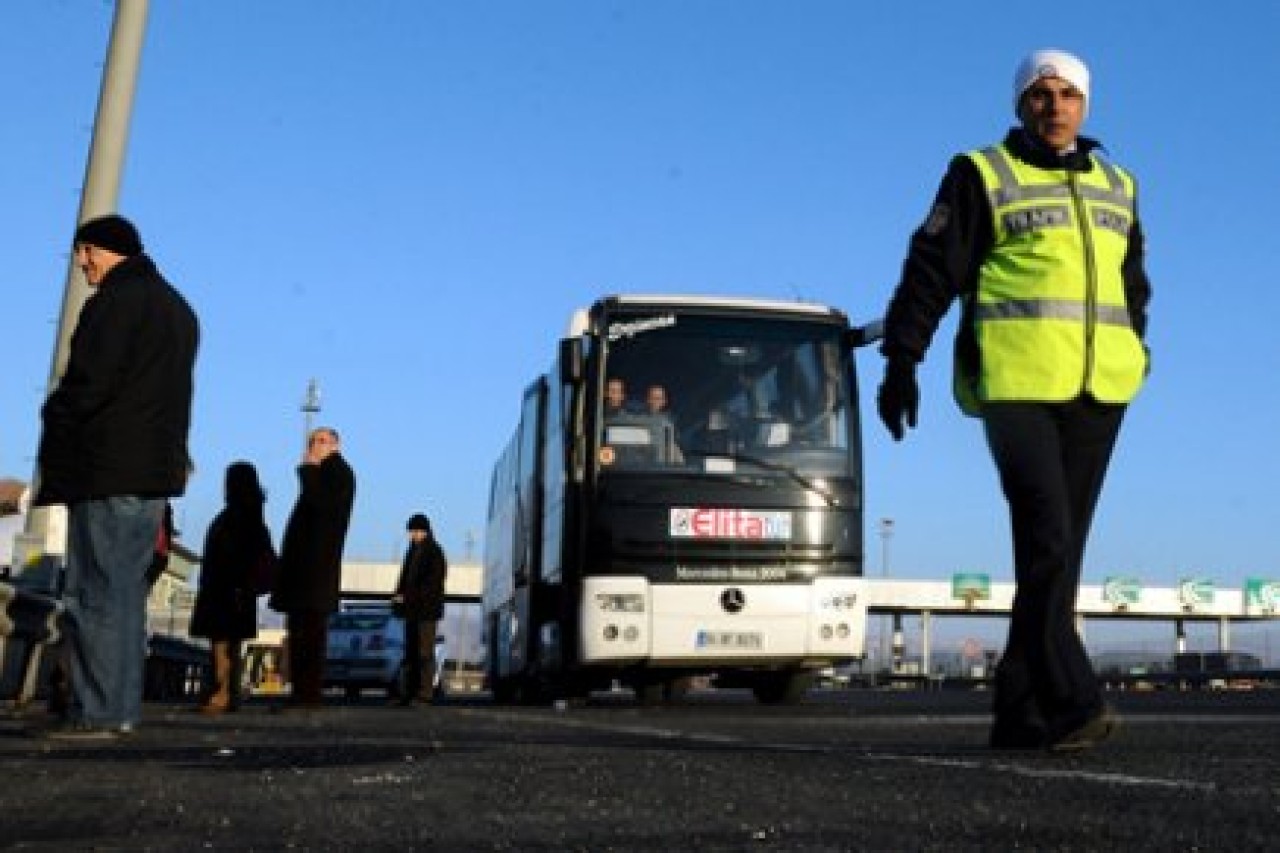 Polis eylemcileri kuşattı