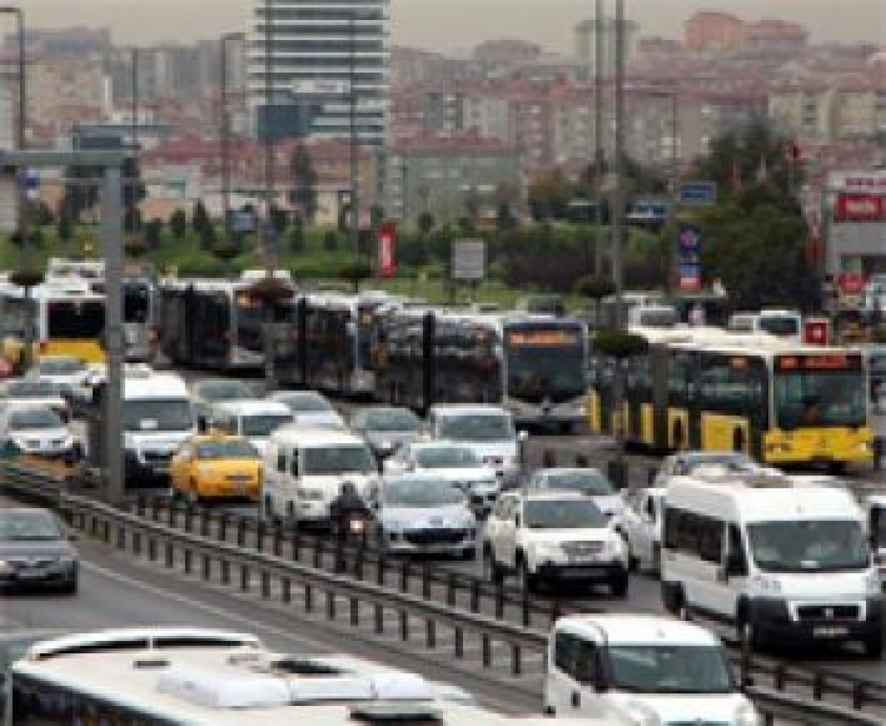 Sarı çizgiyi geçti metrobüs çarptı