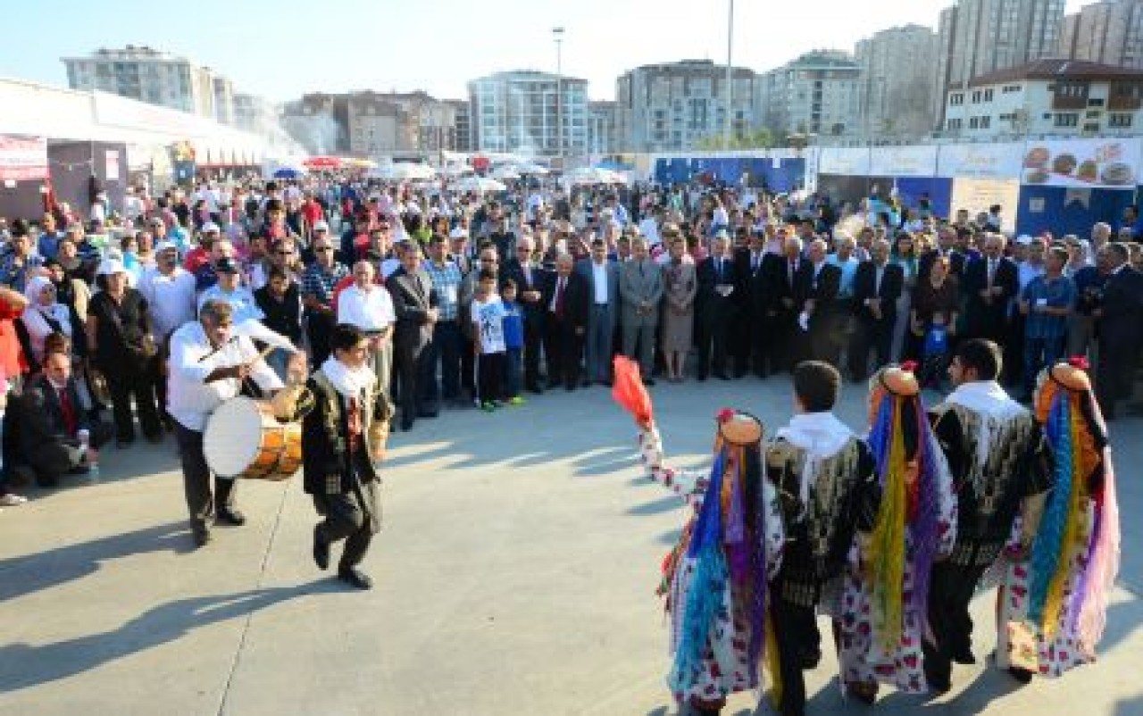 YİYECEKLER DE ŞENLİK DE ŞAHANE…