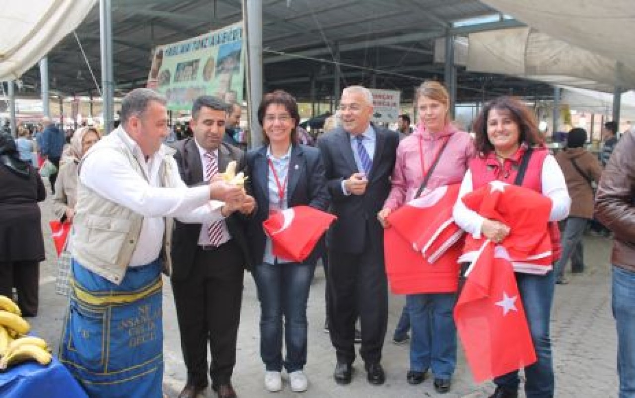 CHP’liler bayrak dağıttı...