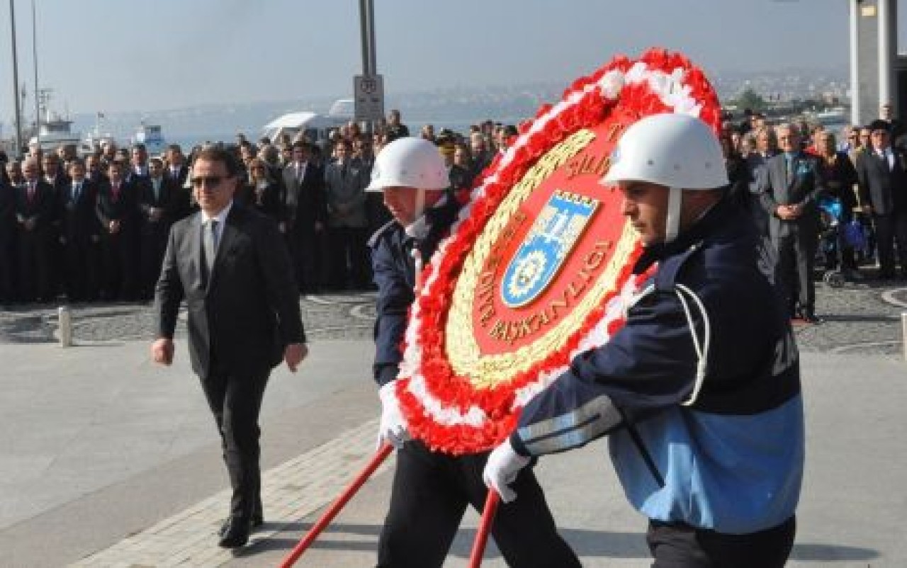 Silivri’de alkışlı çelenk sunumu