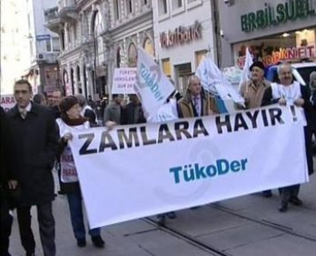 Taksim'de 'akaryakıt zammı' protestosu