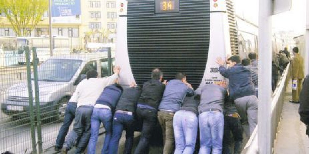 Metrobüs arızası çileye dönüştü