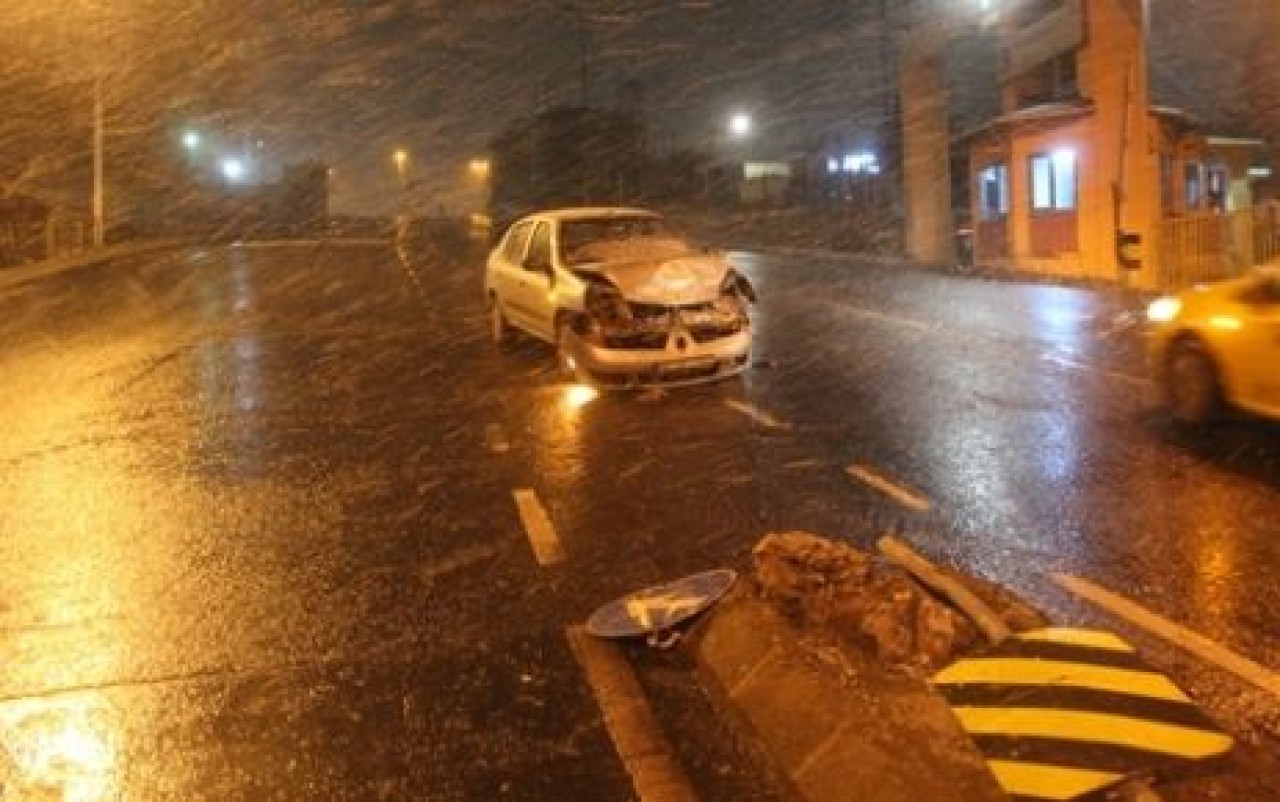 İstanbul'da Kar Kazaya Sebep Oldu