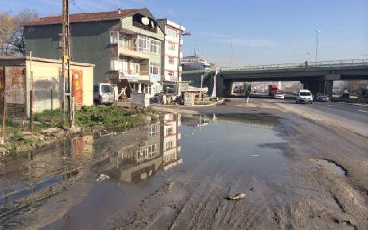 Lağım akar, belediye bakar!