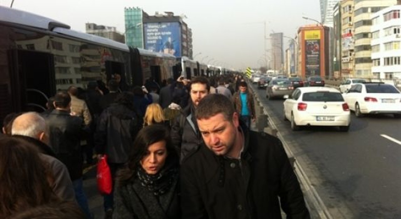 Metrobüs Hattında Zorunlu Yürüyüş