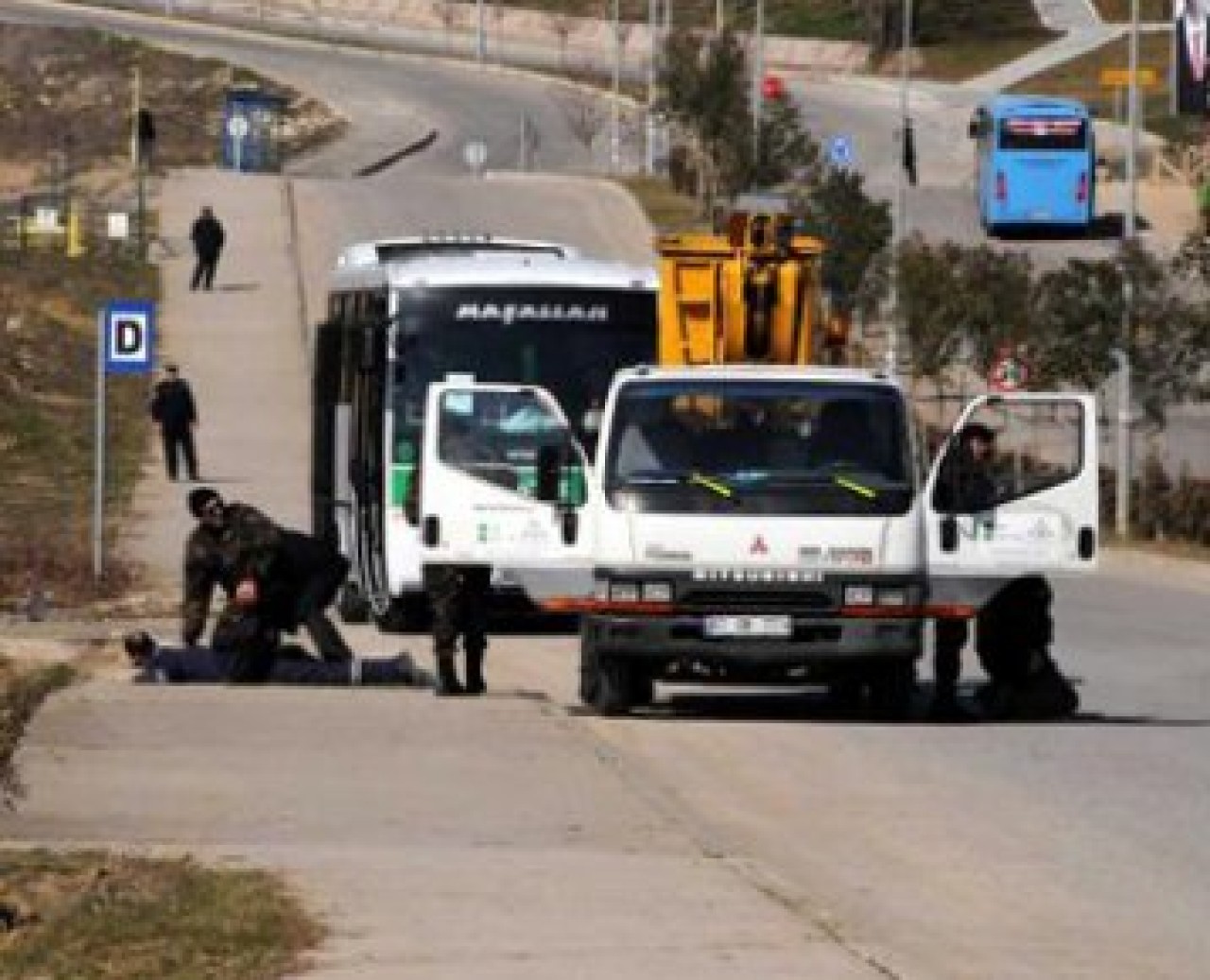 Özel harekatçılardan sokak ortasında sorgu!