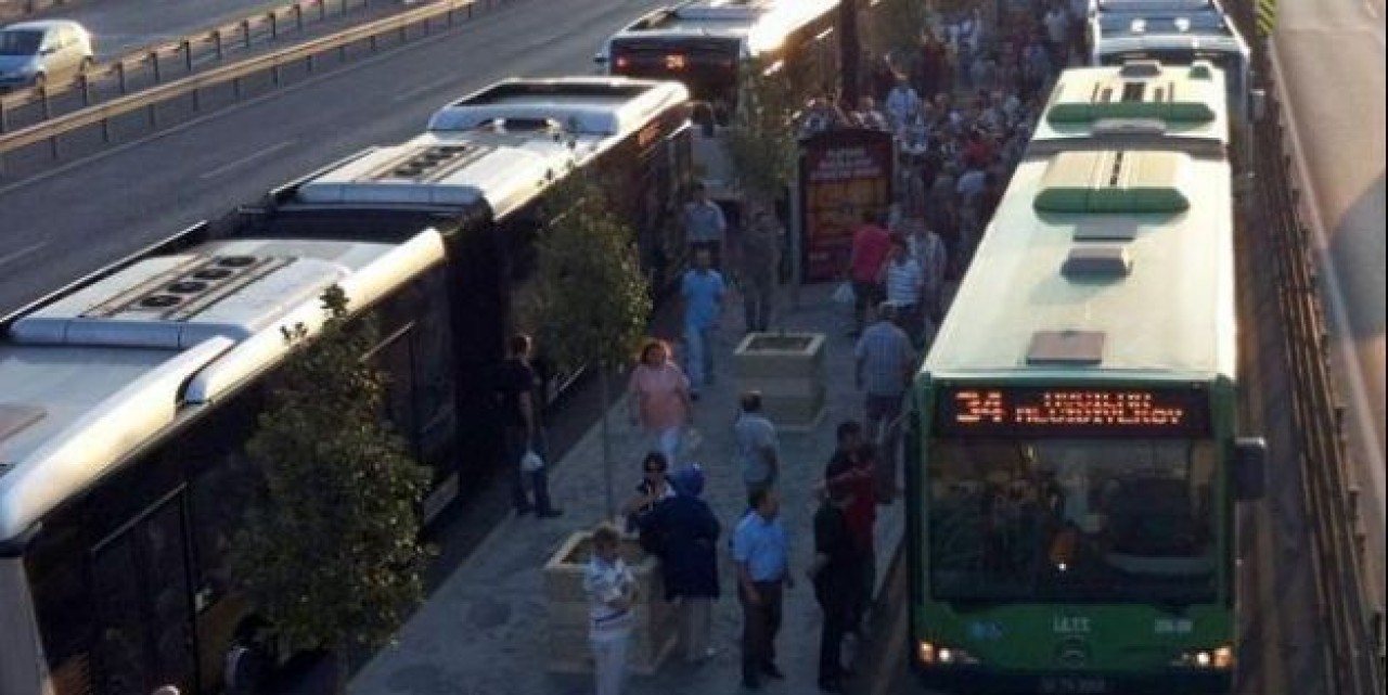 Metrobüs bekleme ve seyahat süresi kısalıyor