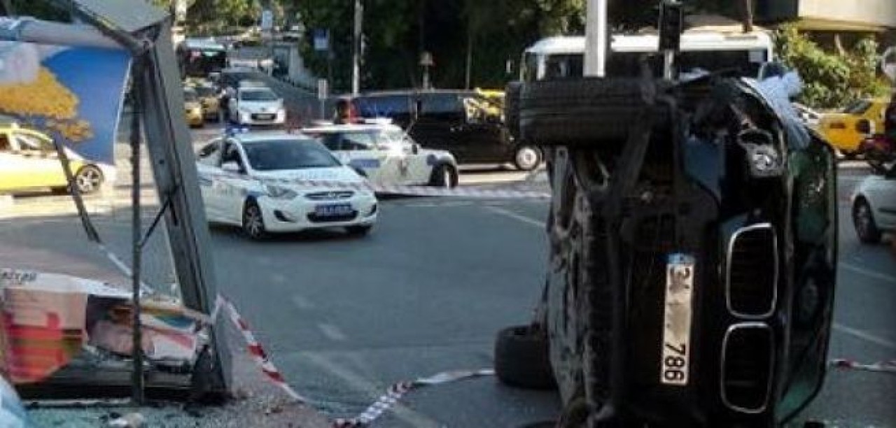 Çocuklar taşladı, gelin arabası kaza yaptı!