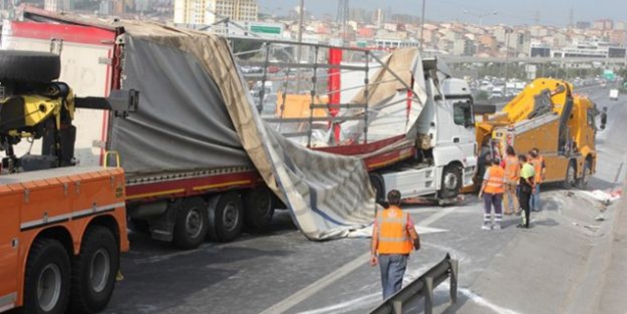 Kaza trafiği  kilitledi