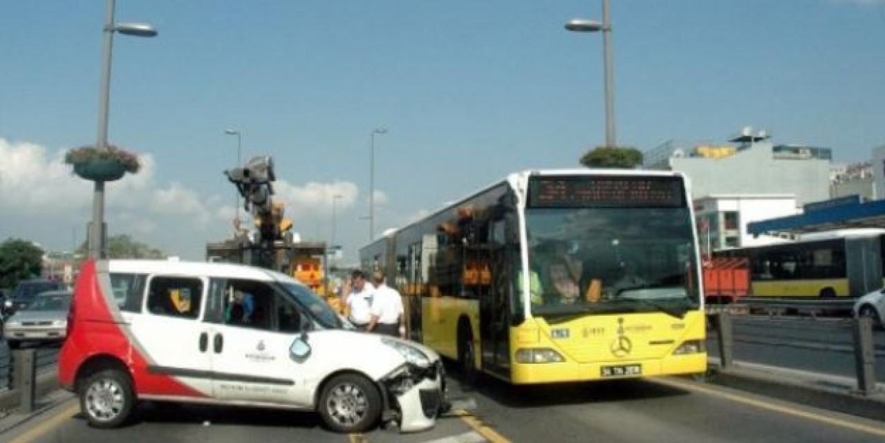 Metrobüs Yolunda Kaza