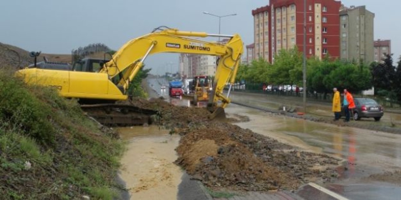 Yağmur, Başaşehir'de Hayatı Felç Etti