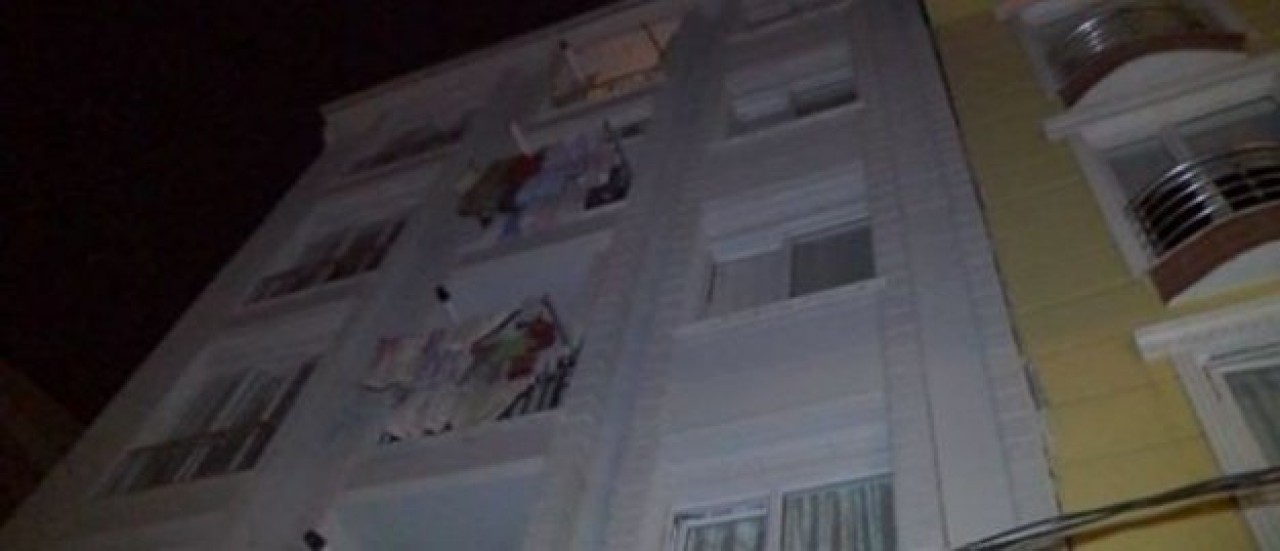 Esenyurt'ta apartman yerinden oynadı