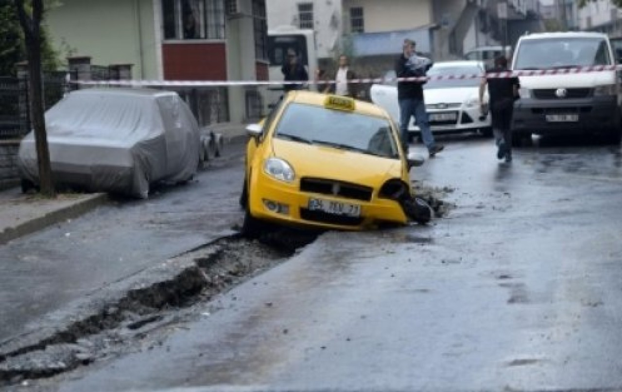 Küçükçekmece'de Çöken Asfalta Araçlar Düştü