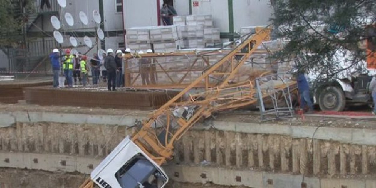 Fırtınayla devrilen vinç inşaat işçisini yaraladı