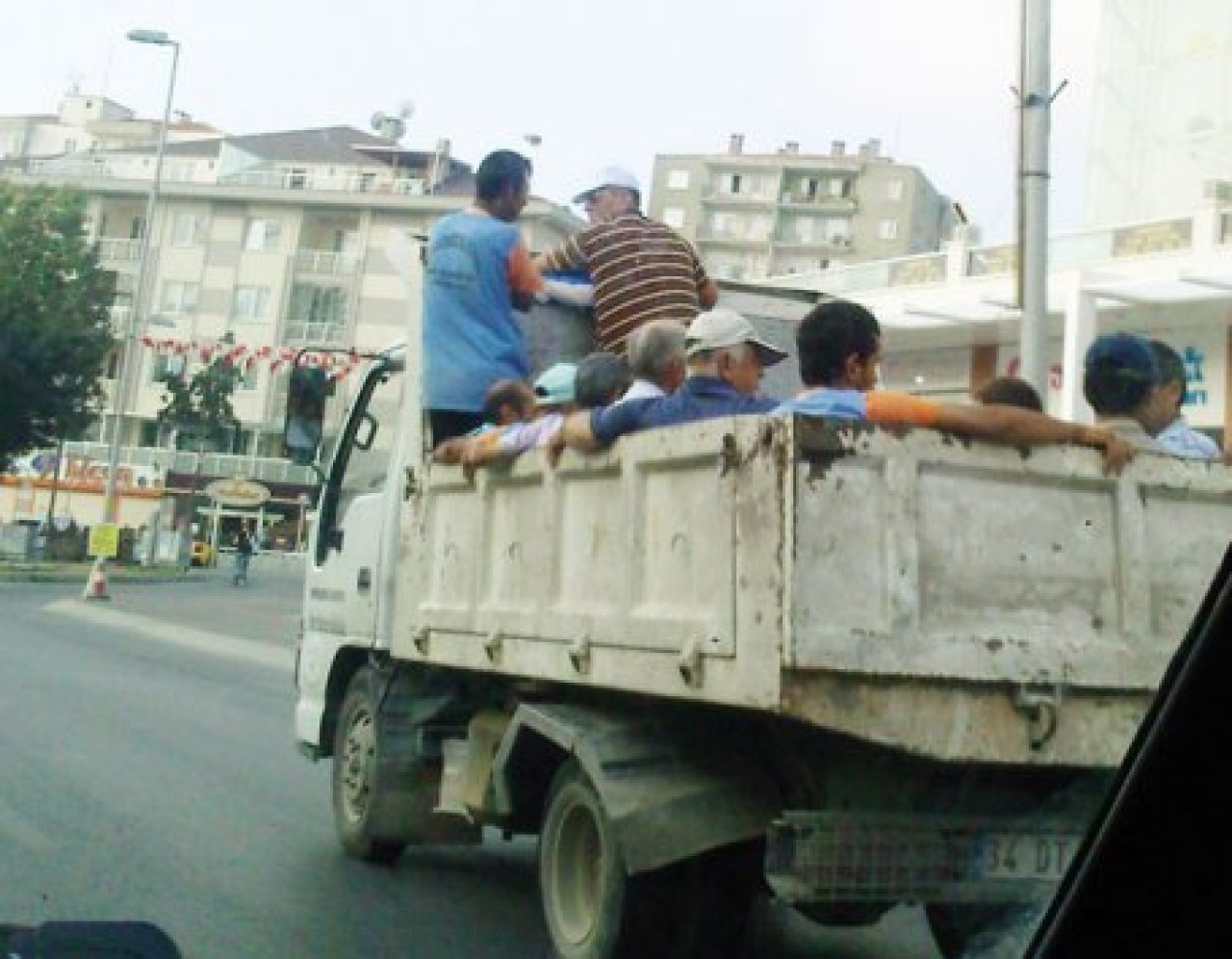 İşçi mi taşıyor ‘PATATES’ mi belli değil!