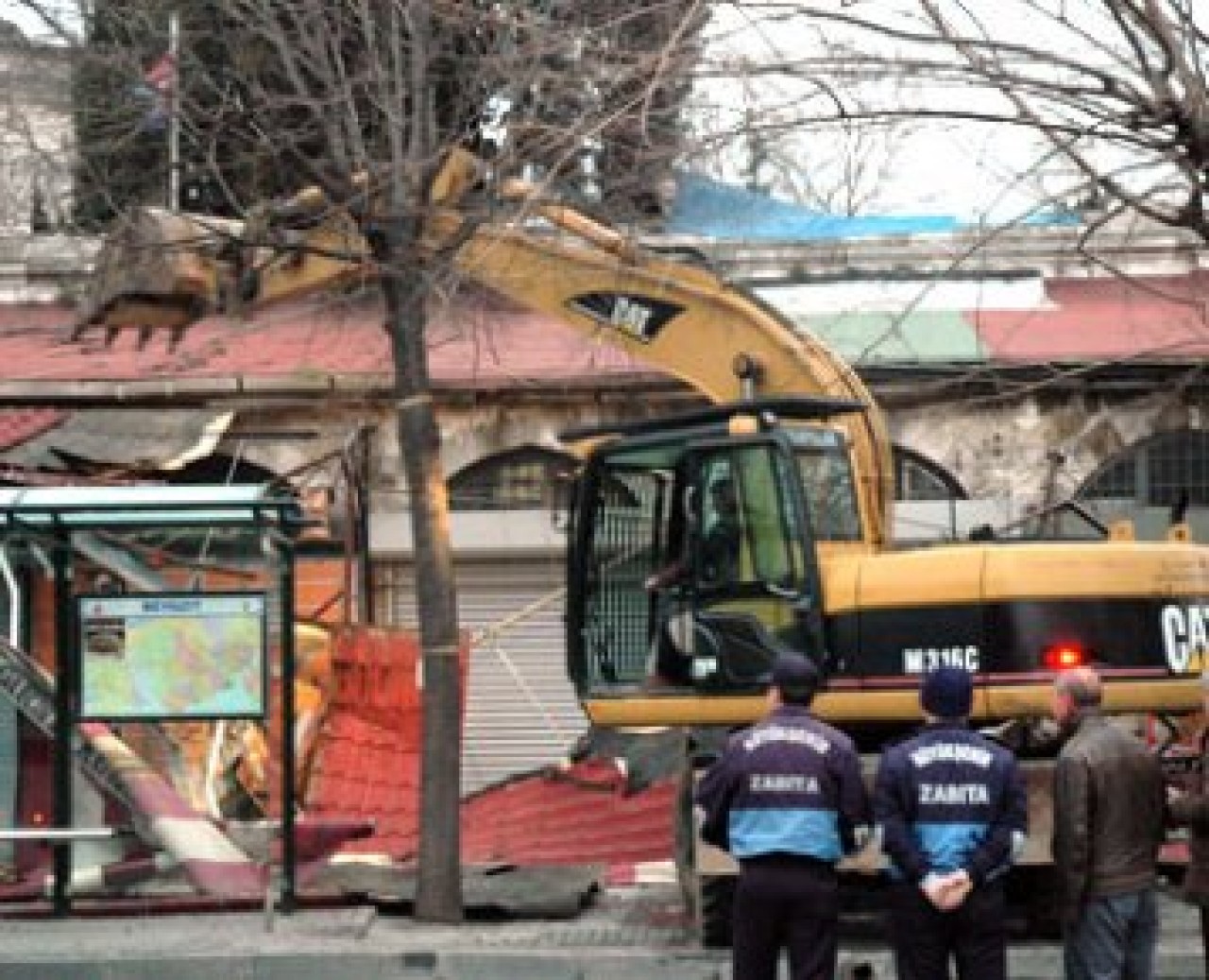 Beyazıt Meydanı'nda yıkım