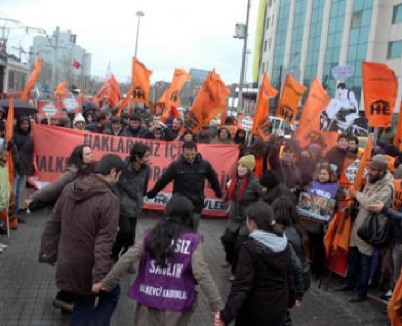 Taksim'de halaylı horonlu yürüyüş