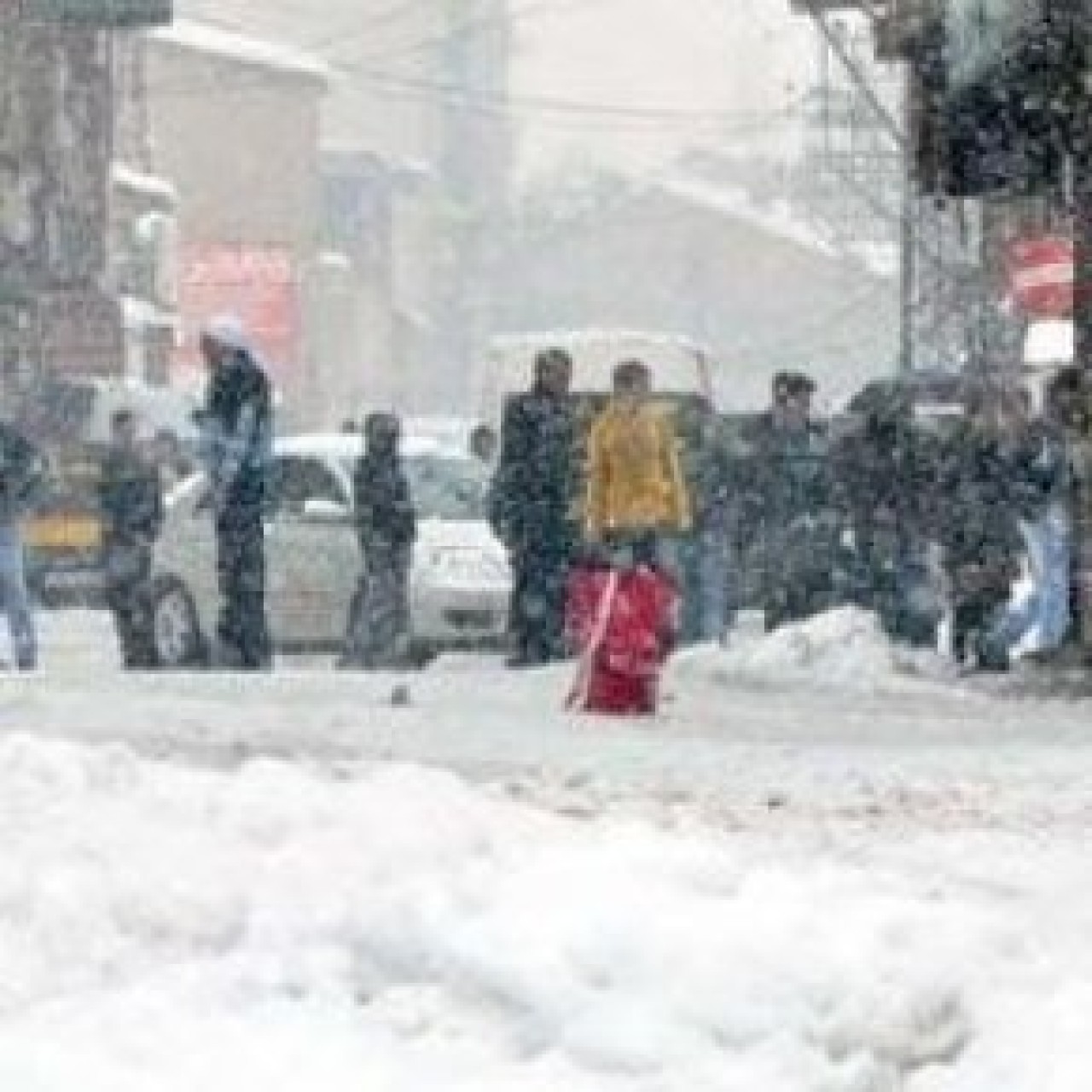 Yüksekova'da caddeye bırakılan bomba