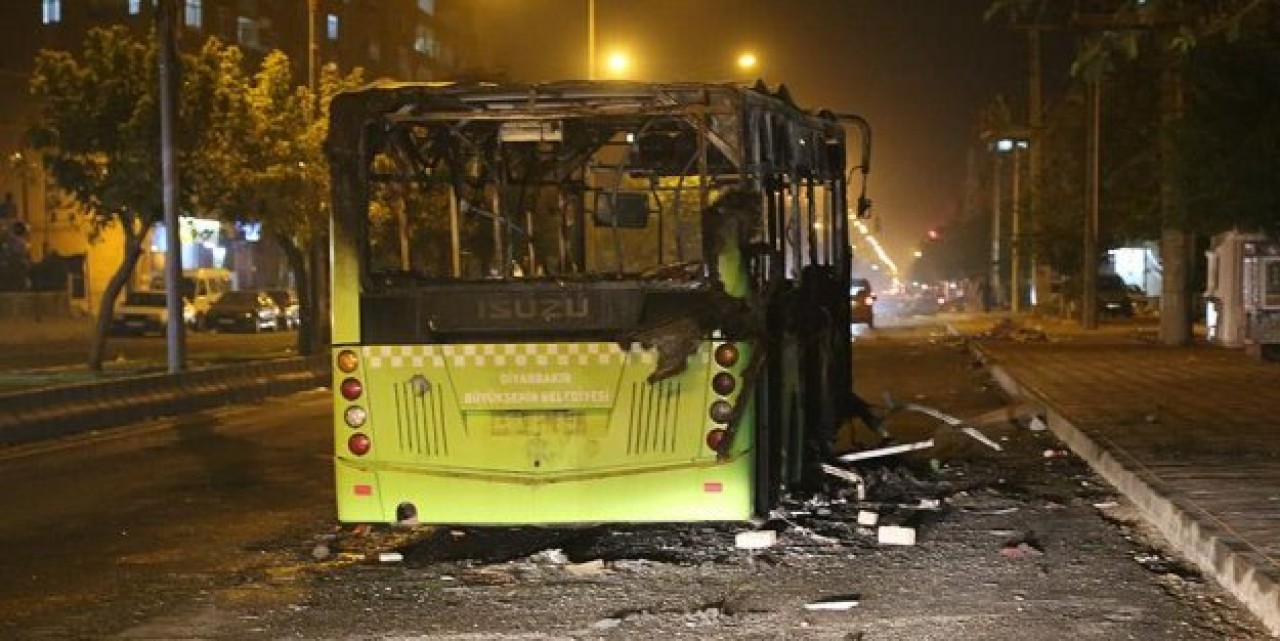 Diyarbakırda terör örgütü yandaşları yolcu otobüsünü yaktı