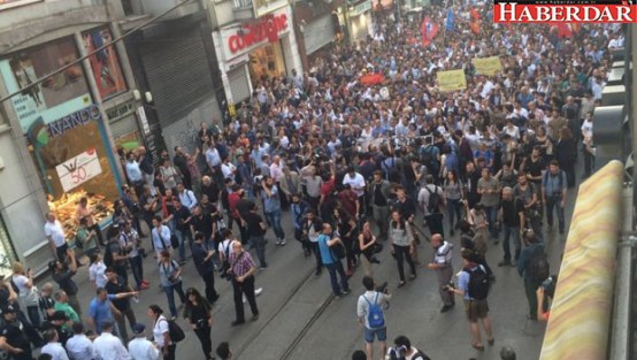 Gezinin yıldönümü için  toplandılar