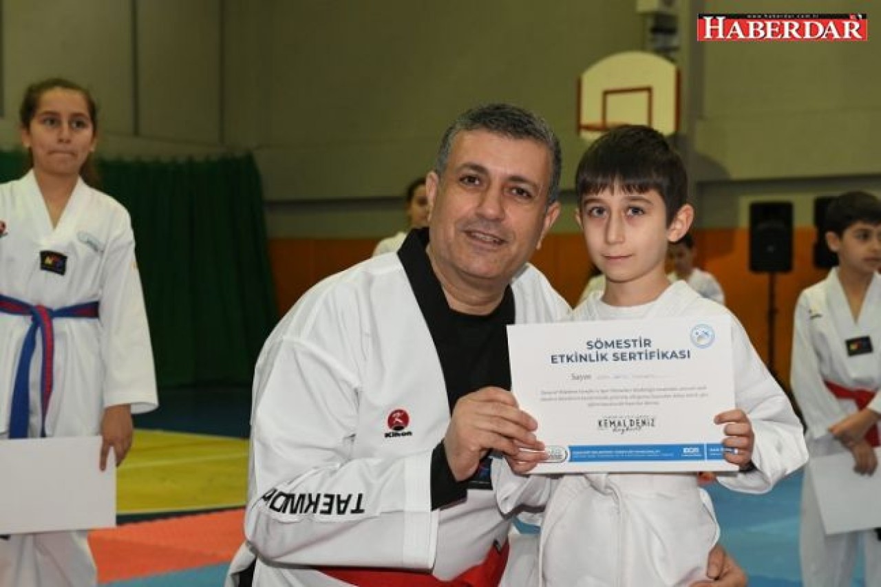 Başkan çocuklarla taekwondo yaptı