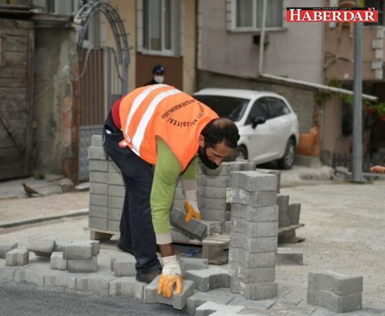 ESENYURT’TA CADDE VE SOKAKLAR YENİLENİYOR