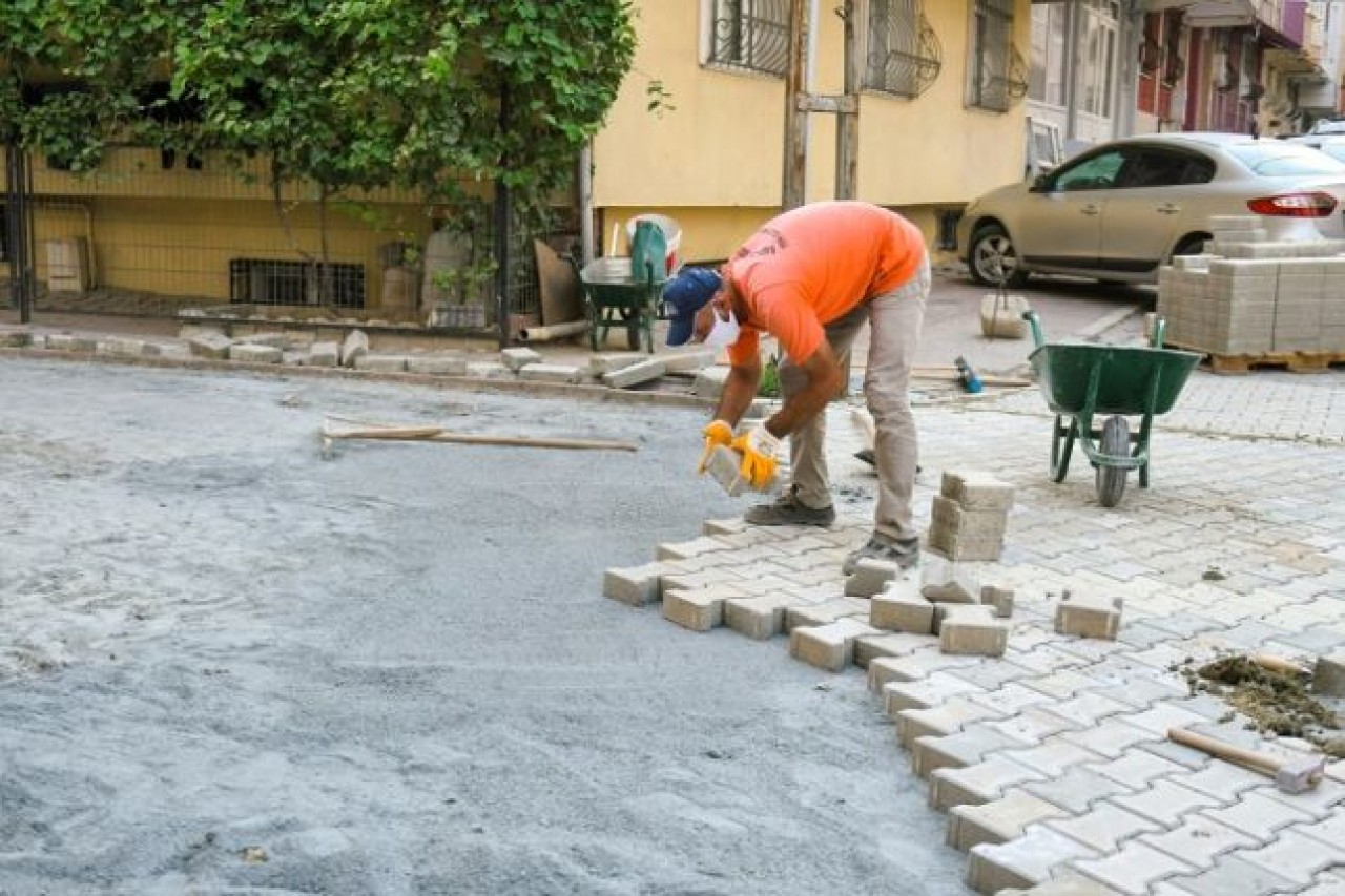 ESENYURT’UN YOLLARI YENİLENİYOR