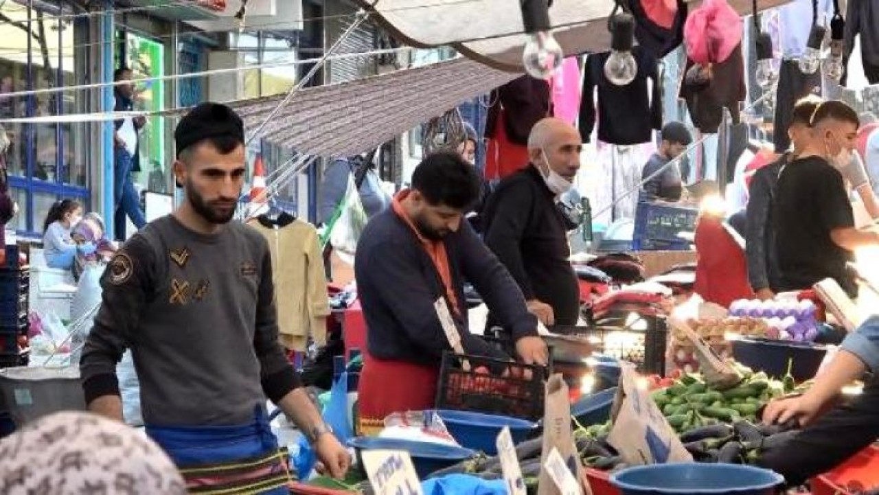 Esenyurtta sosyal mesafesiz, maskesiz semt pazarı