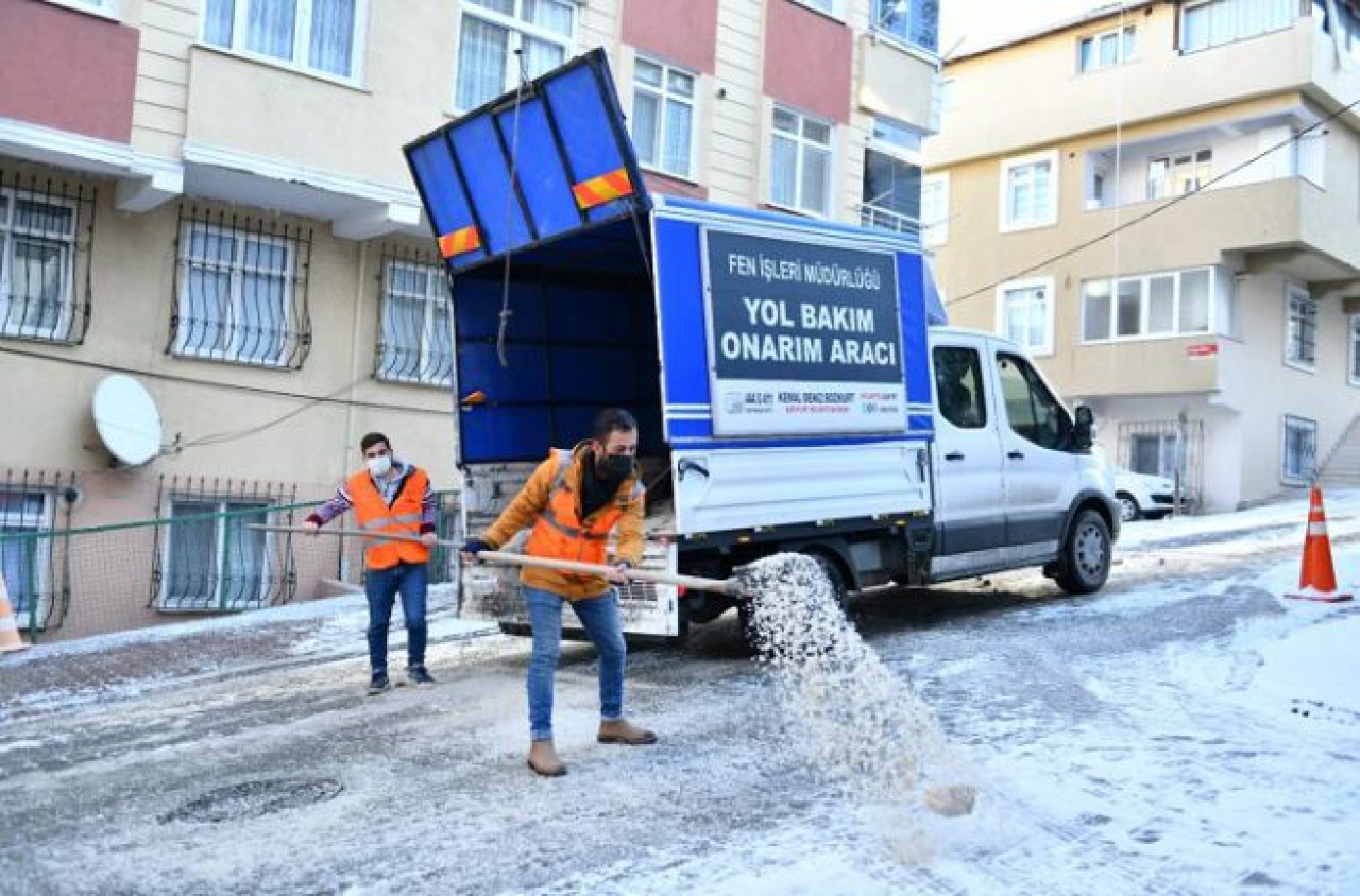 ESENYURTTA BUZLANMAYA KARŞI ÇALIŞMALAR DEVAM EDİYOR