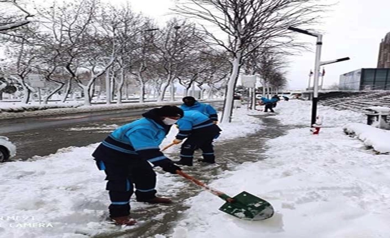 Beylikdüzü Belediyesinin kar temizleme çalışmaları devam ediyor