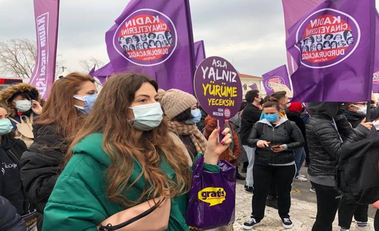 Kadınlar Kadıköyde Erdoğanın İstanbul Sözleşmesinde çekilme kararını protesto ediyor