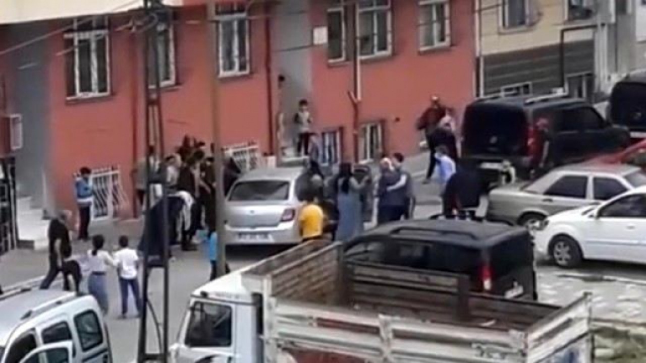 Esenyurtta sokakta oynayan 7 yaşındaki kız çocuğuna otomobil çarptı