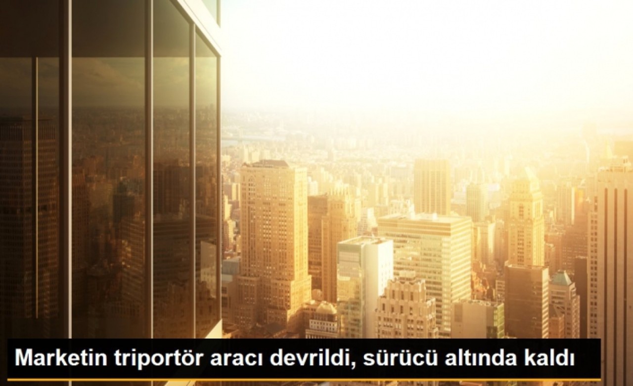 Marketin triportör aracı devrildi, sürücü altında kaldı