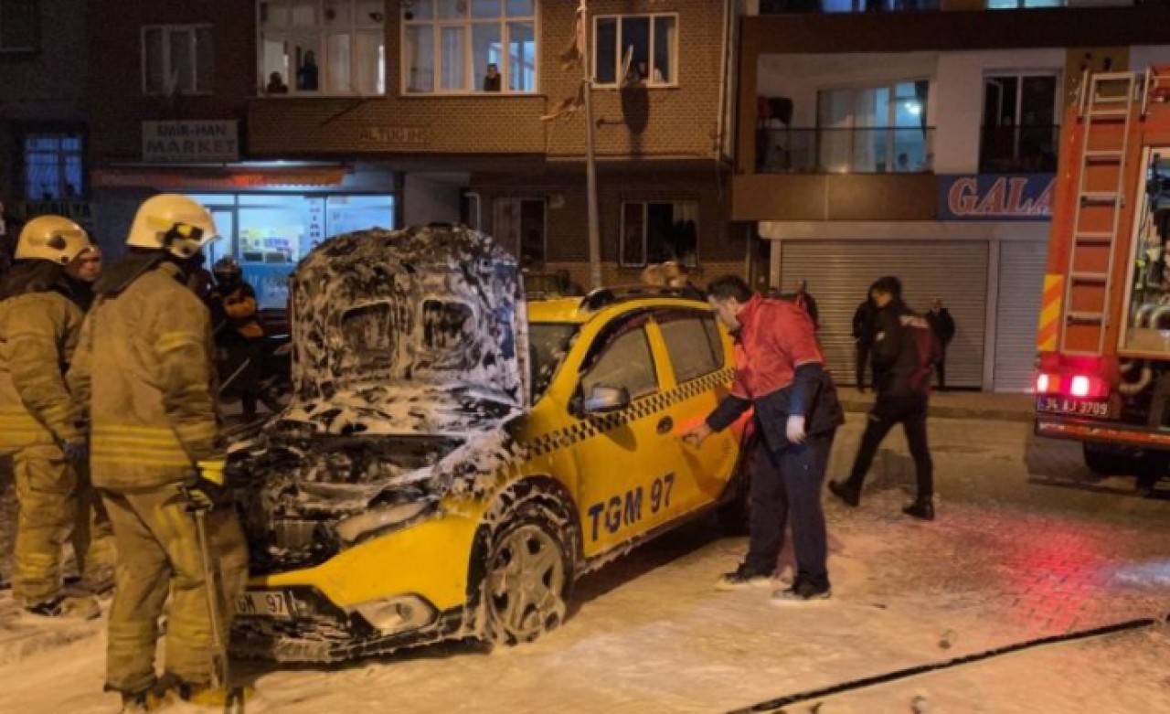 Esenyurtta park halindeyken yanan taksi kullanılamaz hale geldi