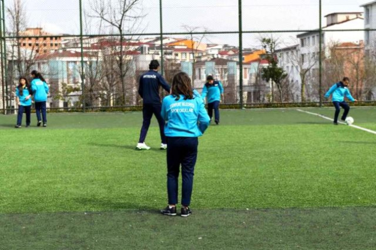 Esenyurtta kız çocuklarına özel futbol kursu