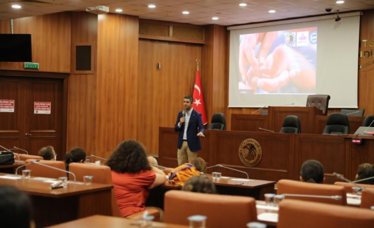 Kartallı kadınlar, ‘Aile Okulu’ Eğitim Sertifikalarını, Başkan Gökhan Yüksel’in elinden aldı