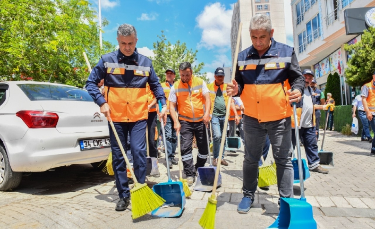 Başkan Bozkurt sokak süpürdü!